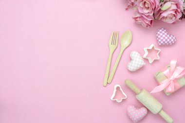 Tablo üstten görünüm dekorasyon Sevgililer günü arka plan kavramı hava görüntüsü. Modern pembe paper.blank alanı için sahte kadar yaratıcı tasarım öğeleri ile yemek ile temel öğeleri seviyorum düz lay gül.