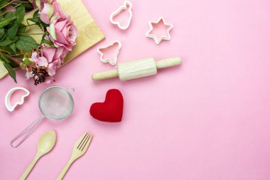 Tablo üstten görünüm dekorasyon Sevgililer günü arka plan kavramı hava görüntüsü. Modern pembe paper.blank alanı için sahte kadar yaratıcı tasarım öğeleri ile yemek ile temel öğeleri seviyorum düz lay gül.