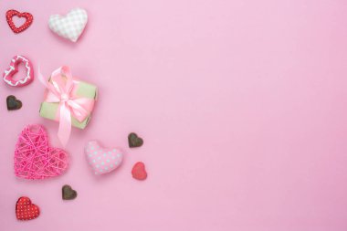 Tablo üstten görünüm dekorasyon Sevgililer günü arka plan kavramı hava görüntüsü. Temel öğeleri hediye kutusu kurdele ile yat ve şekil çikolata ve modern pembe paper.copy alanı üzerinde pastel kalp seviyorum.