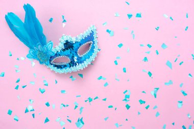Tablo üstten görünüm havadan görüntü güzel renkli Karnaval sezonu veya photo booth pervane Mardi Gras arka plan. Konfeti modern pembe duvar kağıdı ile düz yatıyordu nesne mavi maske. Metin yukarı alay etmek için boş alan