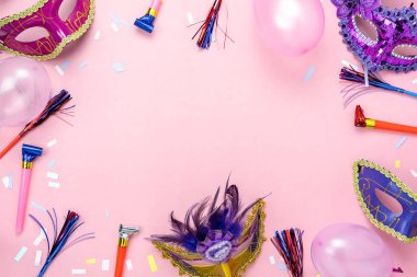 Tablo üstten görünüm havadan görüntü güzel renkli Karnaval sezonu veya photo booth pervane Mardi Gras arka plan. Düz lay renkli konfeti maskeyle obje ve kağıt üzerinde parti süslemeleri pembe.