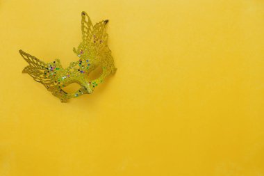 Tablo üstten görünüm havadan görüntü güzel renkli karnaval sezonu veya photo booth pervane Mardi Gras arka plan. Düz yatıyordu nesne altın maske modern sarı duvar kağıdı üzerine kapatın. Metin yukarı alay etmek için boş alan.