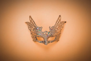 Tablo üstten görünüm havadan görüntü güzel renkli karnaval sezonu veya photo booth pervane Mardi Gras arka plan. Düz yatıyordu nesne gümüş maske modern orange duvar kağıdı üzerine kapatın. Metin yukarı alay etmek için boş alan.