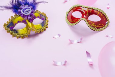 Tablo üstten görünüm havadan görüntü güzel renkli karnaval sezonu veya photo booth pervane Mardi Gras arka plan. Dekorasyon ve konfeti pembe duvar kağıdı ile düz yatıyordu renkli maskesi. Alan tasarımı Kopyala.