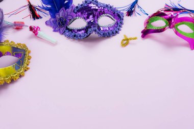 Tablo üstten görünüm havadan görüntü güzel renkli karnaval sezonu veya photo booth pervane Mardi Gras arka plan. Dekorasyon ve konfeti pembe duvar kağıdı ile düz yatıyordu renkli maskesi. Alan tasarımı Kopyala.