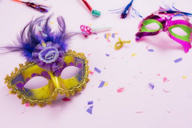 Tablo üstten görünüm havadan görüntü güzel renkli karnaval sezonu veya photo booth pervane Mardi Gras arka plan. Dekorasyon ve konfeti pembe duvar kağıdı ile düz yatıyordu nesne altın maske. Alan tasarımı Kopyala.