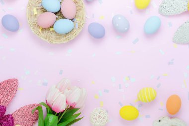 Tablo üstten görünüm süslemeleri mutlu Paskalya tatili arka plan kavramı bir kadeh. Düz yatıyordu düzenleme renkli yumurta ve konfeti ile dekor parti festival modern rustik pembe kağıt üzerinde. Kopya alanı tasarımı için.