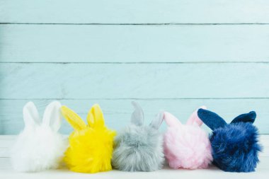 Dekorasyon mutlu Paskalya tatili arka plan kavramı bir kadeh. Düzenleme renkli sevimli tavşan ofis Resepsiyon studio rustik beyaz ve mavi ahşap masanın üzerine evde bebek. Kadar yaratıcı sahte için alan negatif.