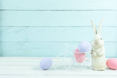 Dekorasyon mutlu Paskalya tatili arka plan kavramı bir kadeh. Tavşan ile düzenleme bunny yumurta rustik beyaz ve mavi ahşap masanın üzerine evde Ofis Masası bebek. Yaratıcı tasarım için negatif boşluk.