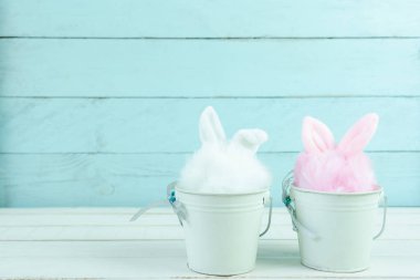 Dekorasyon mutlu Paskalya tatili arka plan kavramı bir kadeh. Düzenleme sevimli tavşan bebek kova masada rustik beyaz ve mavi ahşap evde ofis Resepsiyon stüdyo. Kadar yaratıcı sahte için alan negatif.