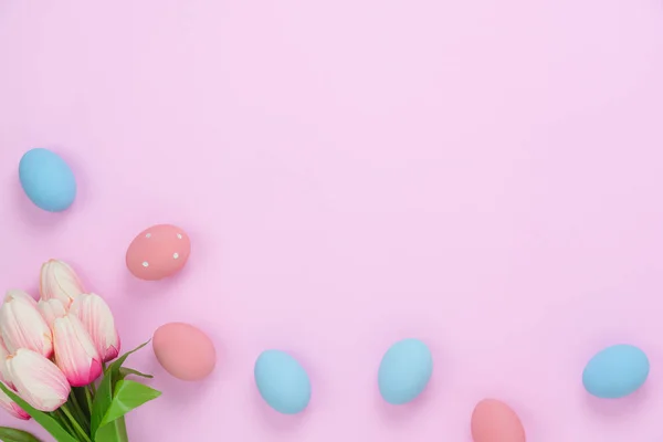 Tablo üstten görünüm süslemeleri mutlu Paskalya tatili arka plan kavramı bir kadeh. Daire basit en az bunny yumurta ve Lale modern rustik pembe kağıt üzerinde. Yaratıcı tasarım kadar sahte ve şablon için kopya alanı