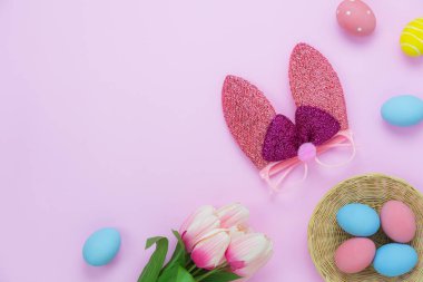 Tablo üstten görünüm süslemeleri mutlu Paskalya tatili arka plan kavramı bir kadeh. Düz renkli tavşan yumurta düzenleme yatıyordu ve dekor modern rustik pembe kağıt üzerinde parti festival sezonu için ile. Alan tasarımı için