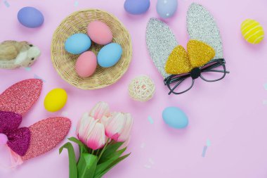 Tablo üstten görünüm süslemeleri mutlu Paskalya tatili arka plan kavramı bir kadeh. Düz renkli tavşan yumurta düzenleme yatıyordu ve dekor modern rustik pembe kağıt üzerinde parti festival sezonu için ile. Alan tasarımı için