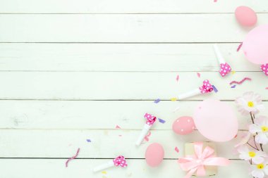 Tablo üstten görünüm dekorasyon mutlu Paskalya tatili arka plan kavramı bir kadeh. Düz çeşitli bunny Pembe çiçek ve dekor ile modern rustik beyaz tahta wood.copy alan tasarım üzerinde festival sezonu için yumurtalarını.