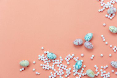 Tablo üstten görünüm dekorasyon mutlu Paskalya tatili arka plan kavramı bir kadeh. Düz çeşitli bunny yumurta dekor modern rustik pembe kağıt üzerine yatırın. Yaratıcı tasarım web için alan kopyalayın ve yukarı alay ve şablon.