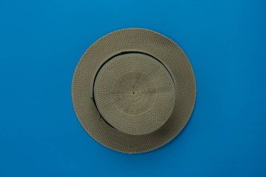 Masa üstü görünüm deniz moda arka plan kavramının havadan görüntü. Ofis masasında modern güzel rustik mavi kağıt düz yatıyordu şapka. Yaratıcı tasarım metni ve ifadeler için boş alan. Pastel ton