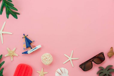 Giyim kadınların Masa üstü görünüm aksesuar yaz tatili arka plan konsepti seyahat planlıyoruz. Modern rustik pembe kağıt üzerinde birçok temel öğeleri denizyıldızı ve güneş gözlüğü ile dondurma. Tasarım alanı.