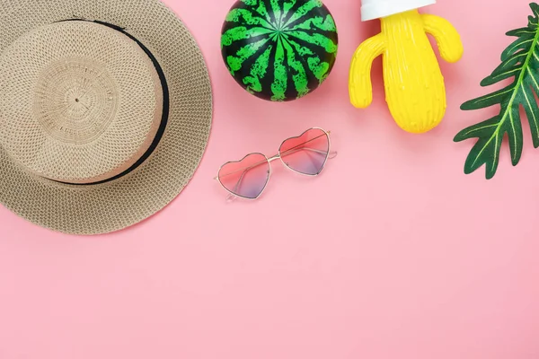 表顶视图配件的服装女性计划在夏季旅游的背景概念 仙人掌与许多必需品太阳镜 西瓜在现代质朴的粉红色纸 设计空间 — 图库照片