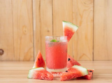 İlkbahar yaz tatili ve tatil arka plan konsepti ile içecek ile meyve tropikal. Düzenleme öğeleri modern kahverengi ahşap masa üzerinde taze buz karpuz suyu. Tasarım metni ve word için alan kopyalama.