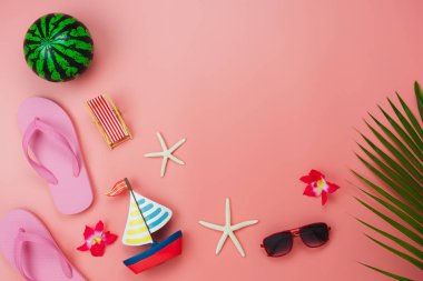 Giyim kadınların Masa üstü görünüm aksesuar yaz tatili arka plan konsepti seyahat planlıyoruz. Palm modern rustik pembe kağıt üzerinde temel öğeleri güneş gözlüğü ve terlik ile bırakır. Tasarım alanı.