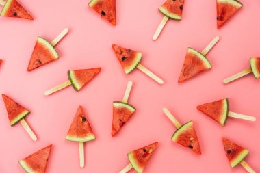 İlkbahar yaz tatili ve tatil arka plan konsepti ile içecek ile masa üstü görünümü meyve tropikal. Düzenleme dilimler modern pembe kağıt üzerinde karpuz dondurma desen.tasarım metni için boşluk kopyalamak.