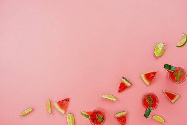 Bahar yaz tatil ve tatil arka plan kavramı ile içki ile masa üstü görünümü meyve tropikal. Aranjman modern pembe kağıt üzerinde karpuz suyu ile kireç dilimlenmiş. Tasarım metni için boşluk Kopyala. pastel.