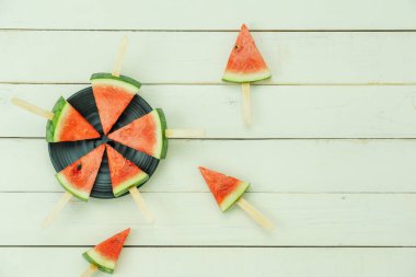 İlkbahar yaz tatili ve tatil arka plan konsepti ile içecek ile masa üstü görünümü meyve tropikal. Düzenleme dilimleri modern beyaz ahşap karpuz dondurma deseni. Tasarım metni için alan kopyalama.