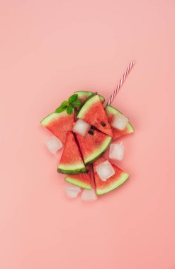 Yaz tatili arka plan konsepti için gıda tablo üst görünümü havadan görüntü. Düz döşenen karpuz dondurma pop sopa modern pembe kağıt duvar kağıdı üzerinde nane yaprağı ile ev yapımı.tasarım metni için alan kopya.