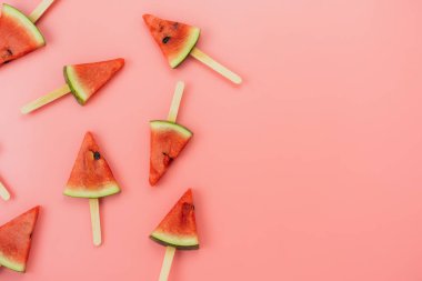 İlkbahar yaz tatili ve tatil arka plan konsepti ile içecek ile masa üstü görünümü meyve tropikal. Düzenleme dilimler modern pembe kağıt üzerinde karpuz dondurma desen.tasarım metni için boşluk kopyalamak.