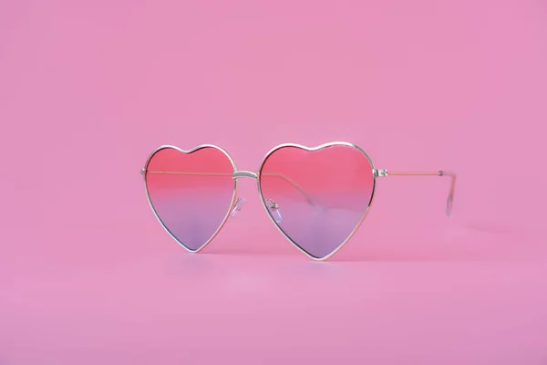Bliska Kolorowe Okulary Miłość Kształt Nowoczesnym Rustykalnym Tle Różowy Papier — Zdjęcie stockowe