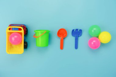 Arka plan konsepti geliştirmek için masa üstü görünüm dekorasyon çocuk oyuncakları. Düz yatıyordu aksesuarları bebek ofis masasında modern bule kağıt üzerinde öğeleri çocuk ile oynamak için. Metin eklemek için yer kopyala.pastel ton duvar kağıdı.