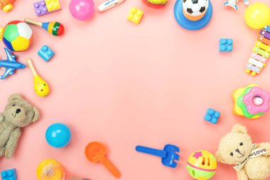 Arka plan konsepti geliştirmek için masa üstü görünüm dekorasyon çocuk oyuncakları. Düz yatıyordu aksesuarları bebek ofis masasında modern pembe kağıt üzerinde öğeleri çocuk ile oynamak için. Metin eklemek için yer kopyala.pastel ton duvar kağıdı.