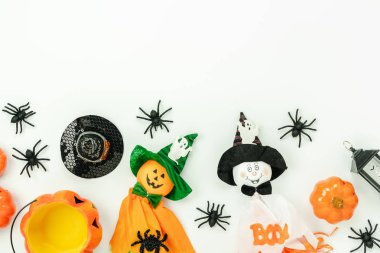 Dekorasyon Mutlu Cadılar Bayramı gün arka plan konsepti Masa üstü görünümü havadan görüntü. Düz yatıyordu aksesuarları beyaz ahşap üzerinde kabak ve sevimli bebek parti için temel nesne. Yaratıcı tasarım alanı.