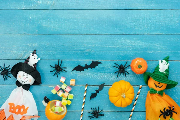 Dekorasyon Mutlu Cadılar Bayramı gün arka plan konsepti Masa üstü görünümü havadan görüntü. Düz yatıyordu aksesuarları mavi ahşap üzerinde kabak ve bebek ve şeker parti için temel nesne. Yaratıcı tasarım alanı.