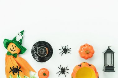 Dekorasyon Mutlu Cadılar Bayramı gün arka plan konsepti Masa üstü görünümü havadan görüntü. Düz yatıyordu aksesuarları beyaz ahşap üzerinde kabak ve bebek ve şeker parti için temel nesne. Yaratıcı tasarım alanı.