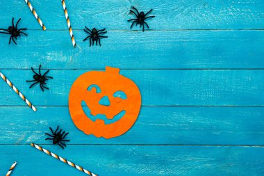 Dekorasyon Mutlu Cadılar Bayramı gün arka plan konsepti Masa üstü görünümü havadan görüntü. Düz yatıyordu aksesuarları mavi ahşap üzerinde kabak ve bebek ve şeker parti için temel nesne. Yaratıcı tasarım alanı.