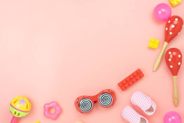 Arka plan konsepti geliştirmek için masa üstü görünüm dekorasyon çocuk oyuncakları. Düz yatıyordu aksesuarları bebek ofis masasında modern pembe kağıt üzerinde öğeleri çocuk ile oynamak için. Metin eklemek için yer kopyala.pastel ton duvar kağıdı.
