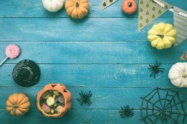 Dekorasyon Mutlu Cadılar Bayramı gün arka plan konsepti Masa üstü görünümü havadan görüntü. Düz yatıyordu aksesuarları bule ahşap üzerinde kabak ve bebek ve şeker parti için temel nesne. Yaratıcı tasarım alanı.
