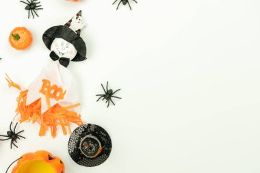 Dekorasyon Mutlu Cadılar Bayramı gün arka plan konsepti Masa üstü görünümü havadan görüntü. Düz yatıyordu aksesuarları beyaz ahşap üzerinde kabak ve bebek ve şeker parti için temel nesne. Yaratıcı tasarım alanı.