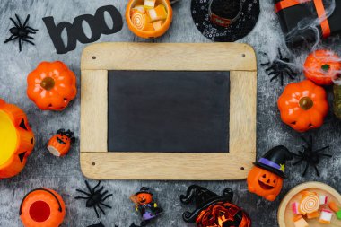 Dekorasyon Mutlu Cadılar Bayramı gün arka plan konsepti Masa üstü görünümü havadan görüntü. Düz yatıyordu aksesuarları rustik taş üzerinde kabak ve tatlı şeker parti için temel nesne. Yaratıcı tasarım alanı.