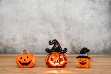 Dekorasyon aksesuarları Mutlu Cadılar Bayramı arka plan kavramı. Jack O Fenerler 'in çeşitliliği modern rustik kahverengi ahşap ve siyah taş arka fon üzerinde parti mevsimi için mum nesnesi. Kopya alanı.