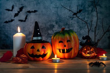 Dekorasyon aksesuarları Mutlu Cadılar Bayramı arka plan kavramı. Jack O fener kabağı nesneleri ve parti sezonunda ev ofis stüdyosunda örümcekle birlikte kullanılacak ışık mumu..