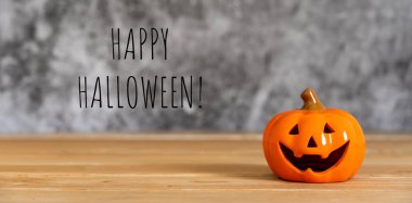 Dekorasyon aksesuarları Mutlu Cadılar Bayramı arka plan kavramı. Ürkütücü balkabaklarıyla Jack O Fenerleri modern kahverengi taş fon üzerinde parti sezonuna itiraz ediyor. Sezonun yaratıcı metin karşılaması.