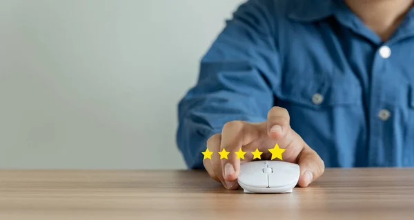 Young Man Hand Feedback Rating Ouro Ícone Cinco Estrelas — Fotografia de Stock