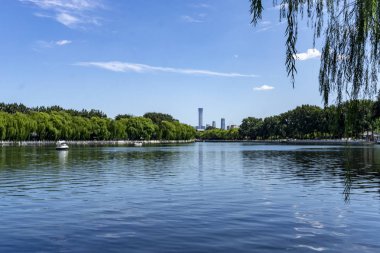 Lago nella metropoli di Pechino