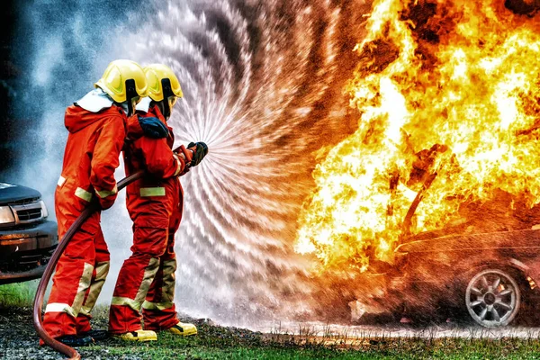 Feuerwehrausbildung Feuerwehrmann Bekämpft Mit Wasser Und Feuerlöscher Die Flammen Unfallauto — Stockfoto