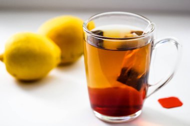 güçlü siyah çay demlendi