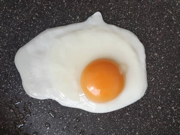 Tavada kızarmış yumurta.