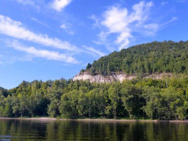 Dik yamaçları ile yoğun orman büyümüş Volga bankaların / Volga pitoresk bankalar ile hakkında bilgi almak için River cruise-a büyük fırsat