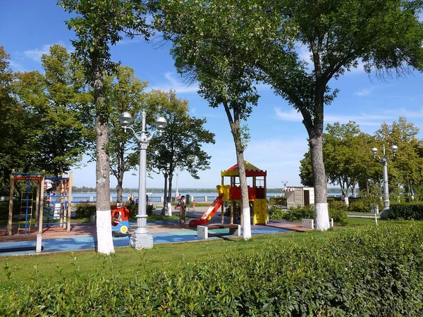 Kinderspielplatz Schatten Grüner Bäume Familien Mit Kindern Einem Spezialisierten Standort — Stockfoto